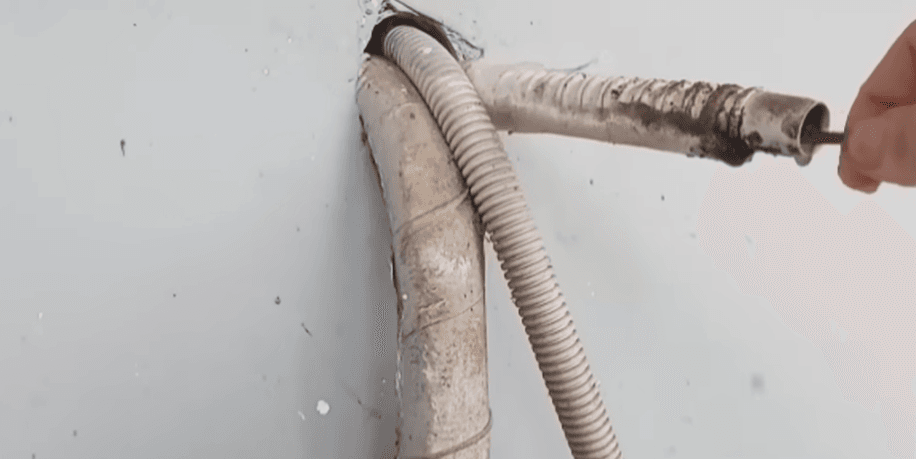 kiểm tra ống thoát điều hòa